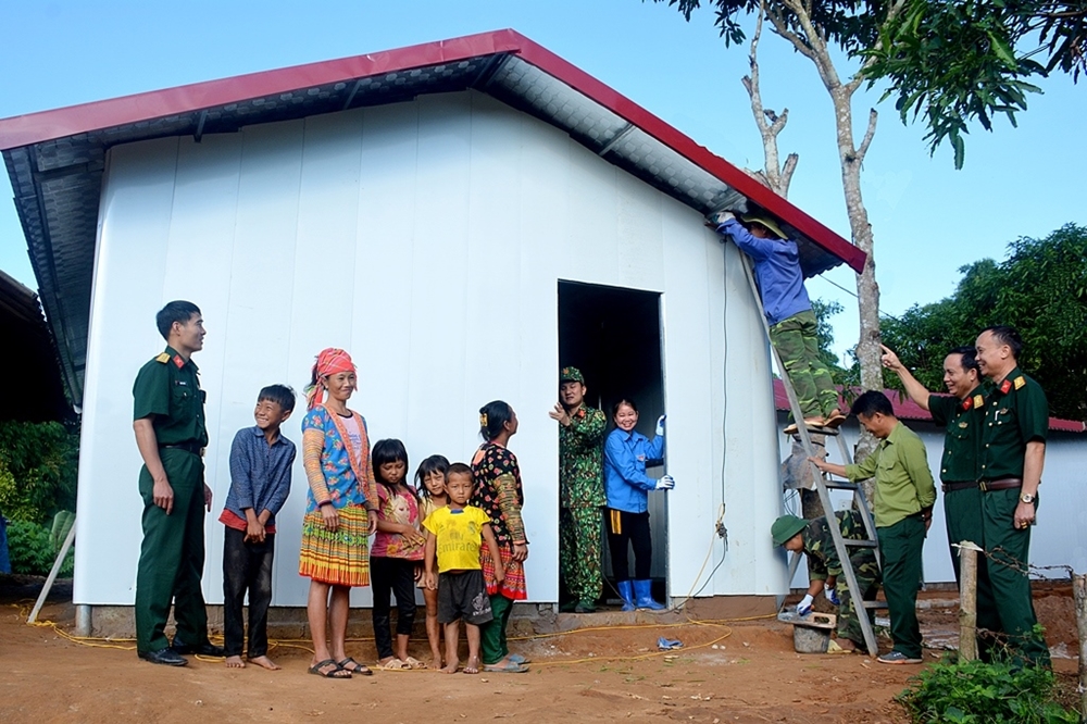 Vượt qua khó khăn về thời tiết, khí hậu, nhiều ngôi nhà đã hoàn thiện và được bàn giao cho dân bản. Ở trong ngôi nhà mới kiên cố, vững chãi đó là ước mơ của nhiều gia đình khó khăn ở xã Si Pa Phìn, huyện Nậm Pồ.