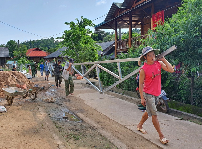 Sau khi hiểu được chủ trương “Nhà nước hỗ trợ, nhân dân làm nhà”, dân bản xã Si Pa Phìn tích cực cùng bộ đội vận chuyển vật liệu vào các điểm bản.