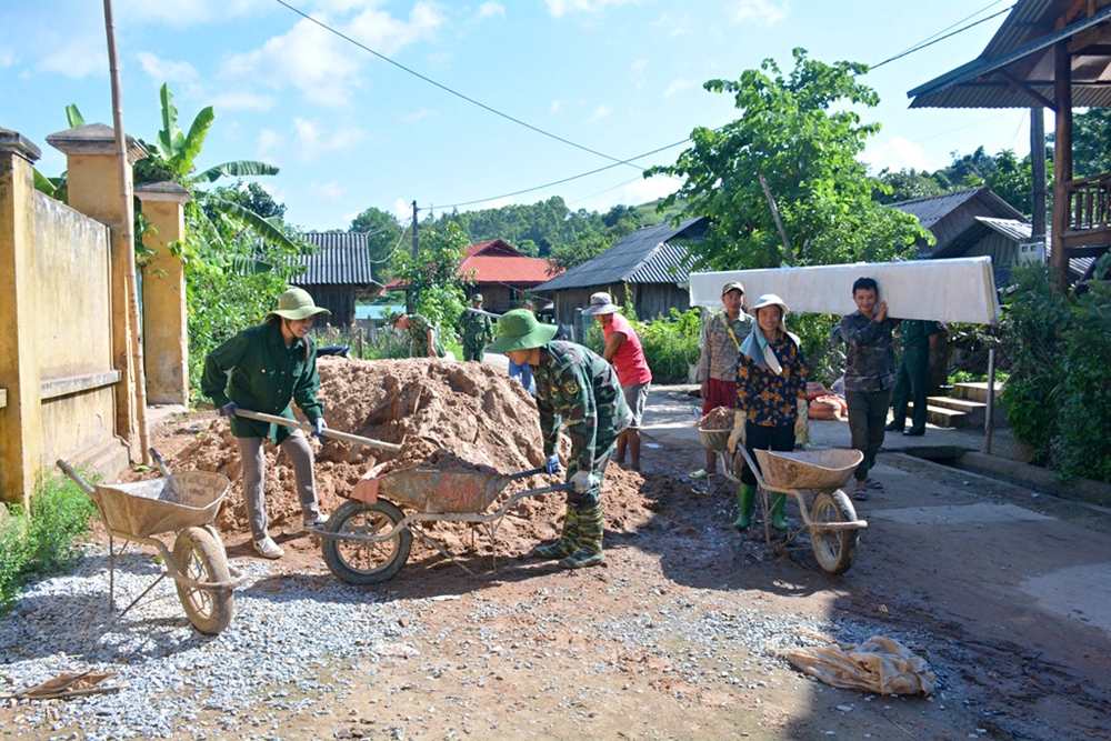 TTTTN của Đoàn KT-QP 379 phụ hồ và vận chuyển vào các nhà dân được hỗ trợ làm nhà.