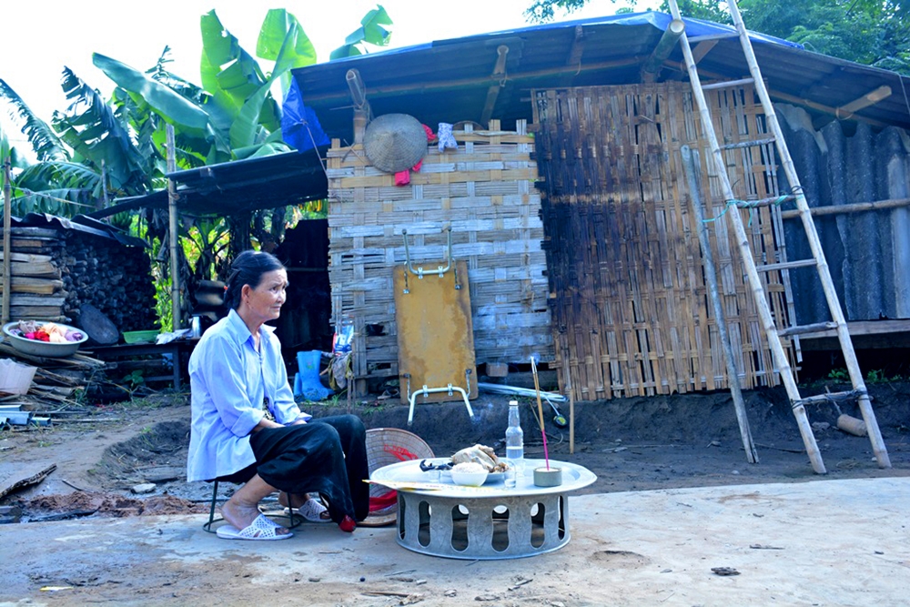 Một gia đình ở bản Tân Phong, xã Si Pa Phìn đang làm lý (cúng thần linh) trước khi động thổ làm nhà theo chương trình.