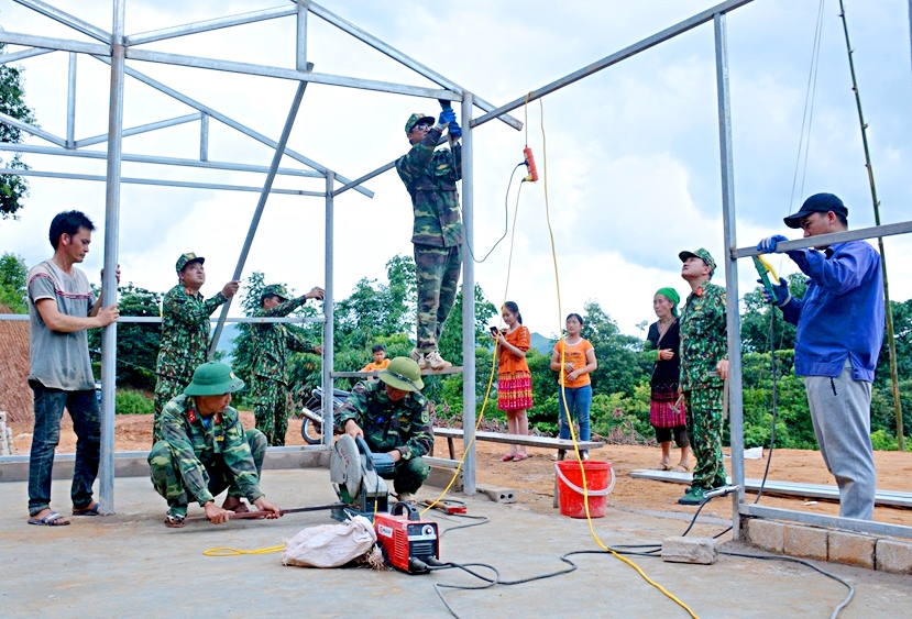 Để kịp tiến độ hoàn thành 56 ngôi nhà trong tháng 8, cán bộ, chiến sĩ, TTTTN, Đoàn KT-QP Đoàn KT-QP 379 tranh thủ làm việc không kể thời gian.