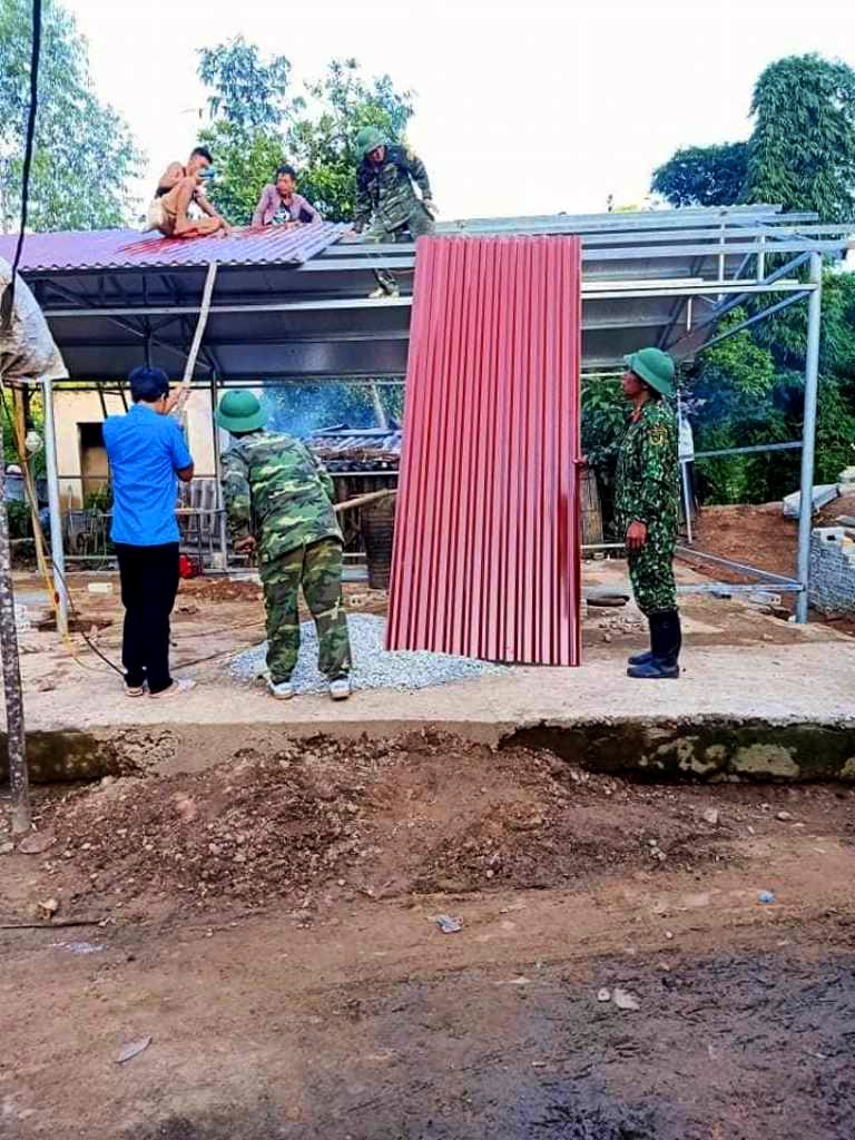 Phương pháp làm nhà theo trình tự: làm nền, dựng khung, bắn mái tôn, bó hiên và thưng, trong đó bắn mái tôn là công việc vất vả nhất vì nhân lực ít và đòi hỏi tỉ mỉ.