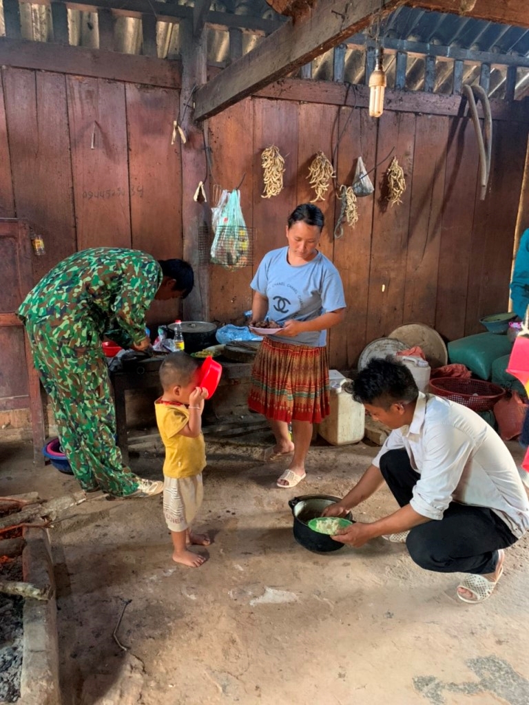 Tổ 3 của Đoàn KT-QP 379 làm 11 ngôi nhà ở bản Long Dạo, Nậm Chim 2, Phi Linh. Vì xa trung tâm, xa chợ, nên các anh phải mượn nhờ nhà dân bản để nấu nướng.