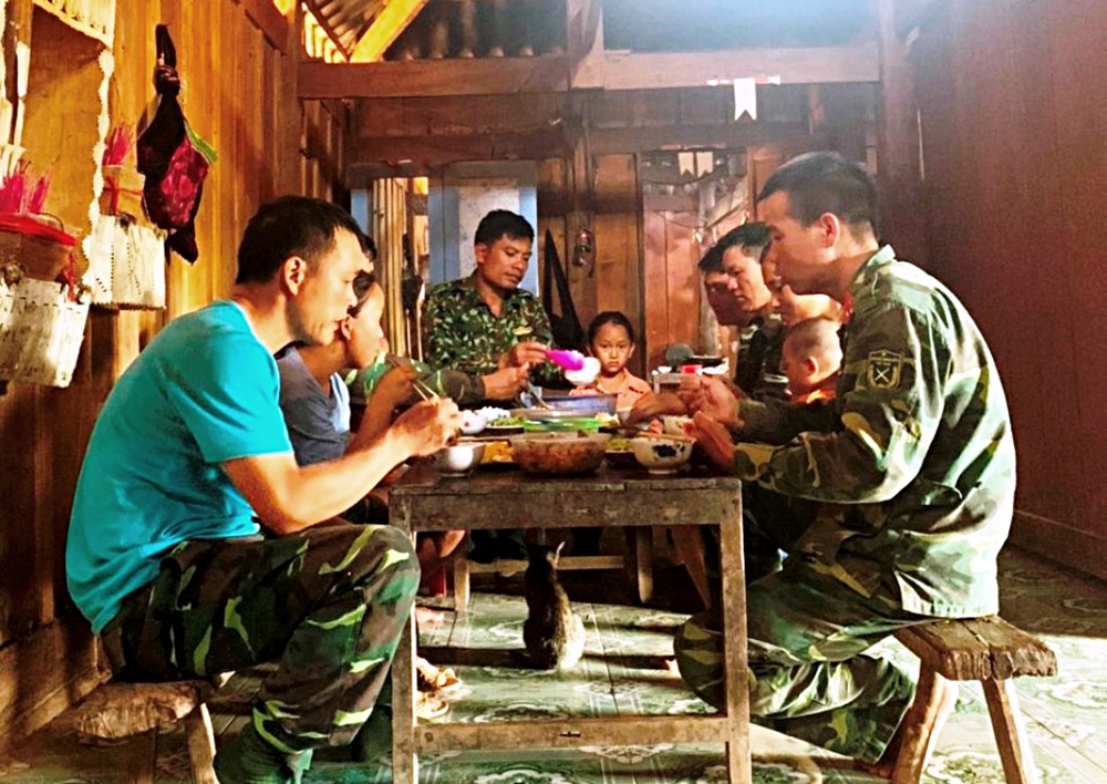 Cán bộ, chiến sĩ, TTTTN của Đoàn ăn cơm cùng gia đình dân bản vào các bữa trưa hằng ngày.