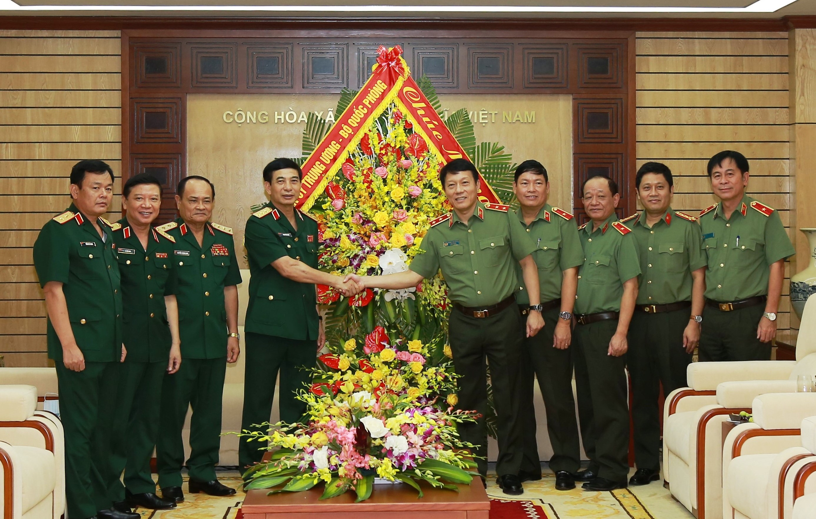 Lãnh đạo Bộ Quốc phòng chúc mừng Bộ Công an nhân dịp kỷ niệm 75 năm ngày truyền thống