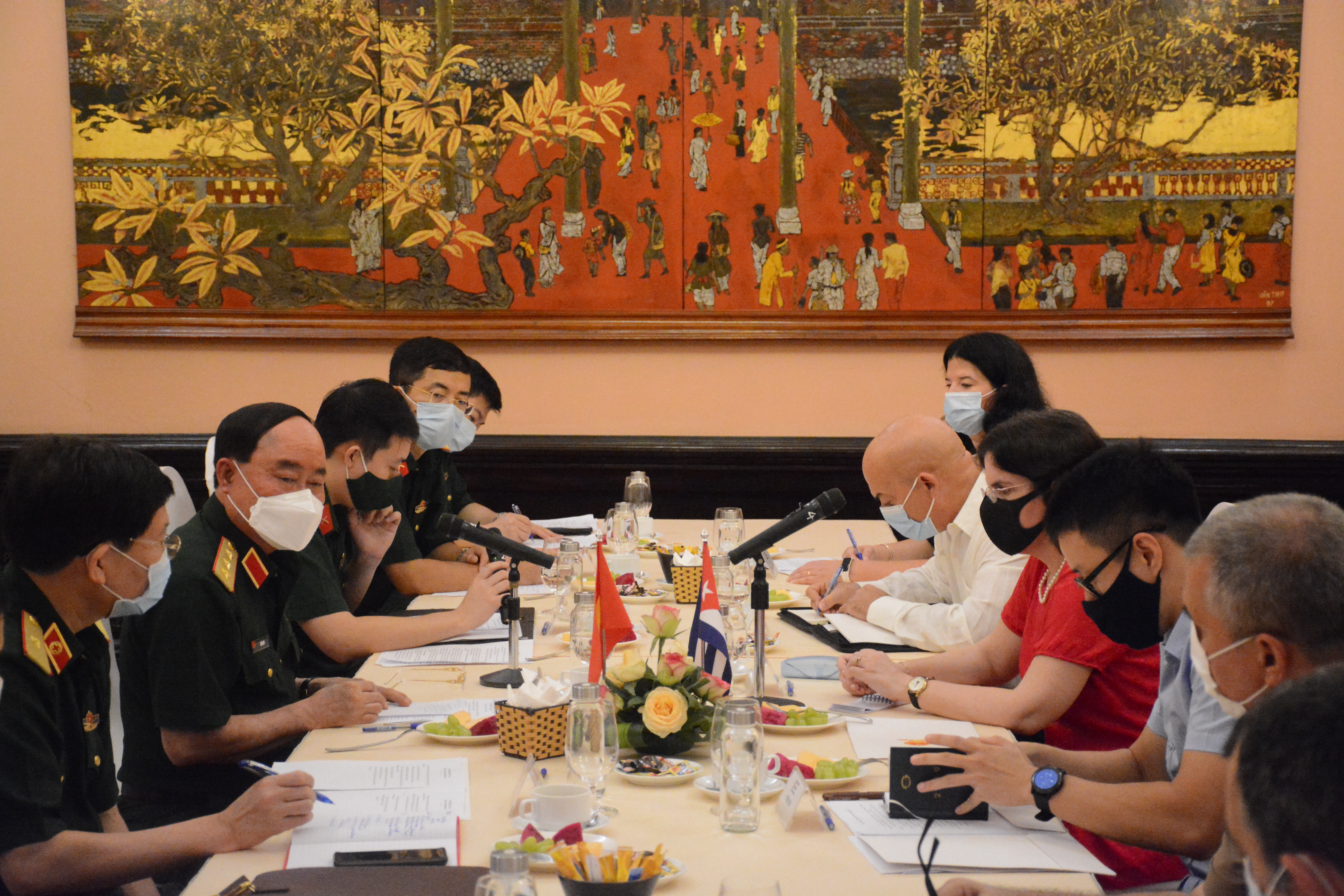 Lãnh đạo Bộ Quốc phòng làm việc với Đoàn chuyên gia y tế Cuba