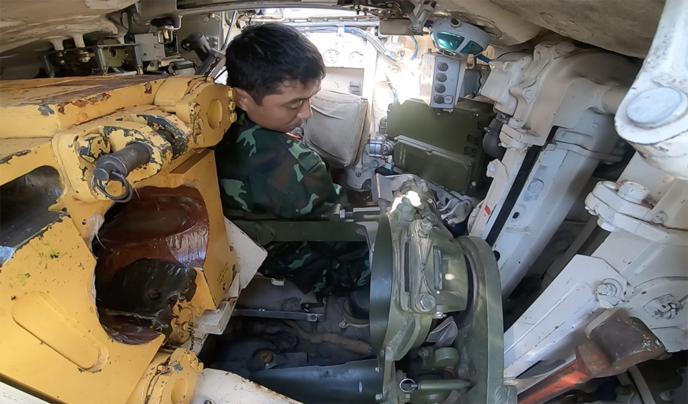 Những “chú ong thợ” thăm khám “chiến mã” T-72B3