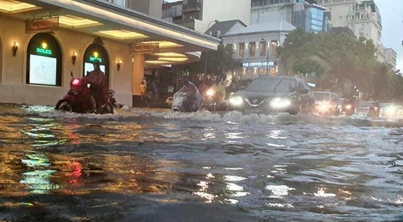 Vì sao khu vực hồ Hoàn Kiếm ngập sau mưa lớn?

