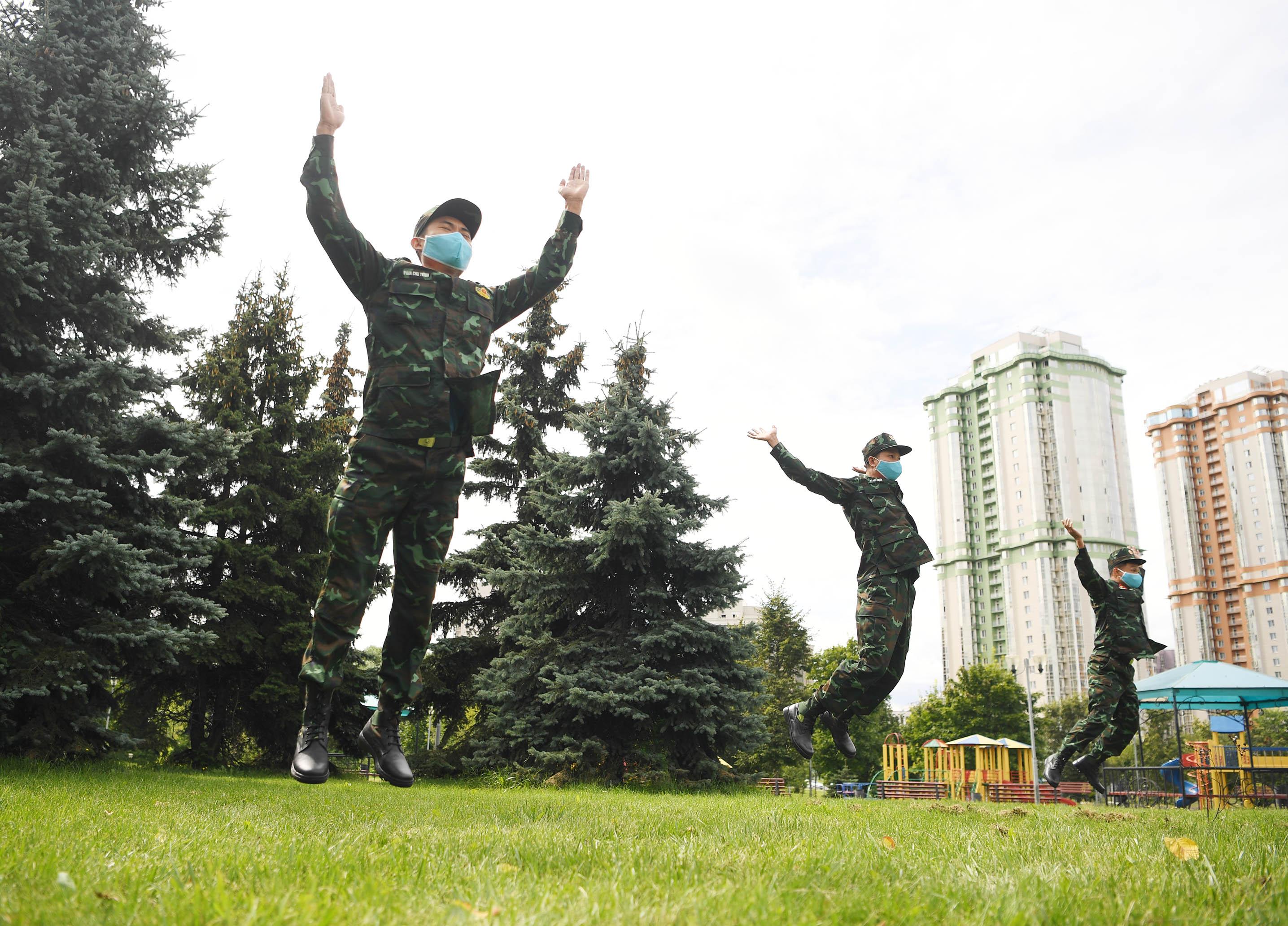 Dưới bóng thông xanh