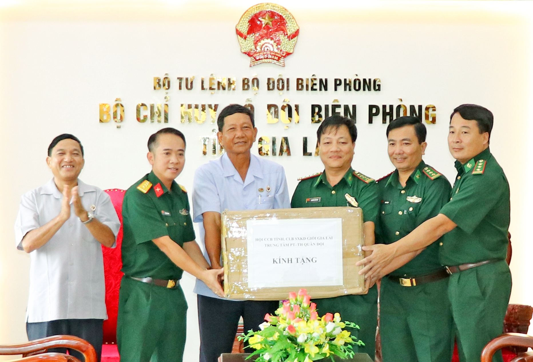 Trao hơn 6.000 khẩu trang tặng các lực lượng làm nhiệm vụ phòng, chống dịch Covid-19 