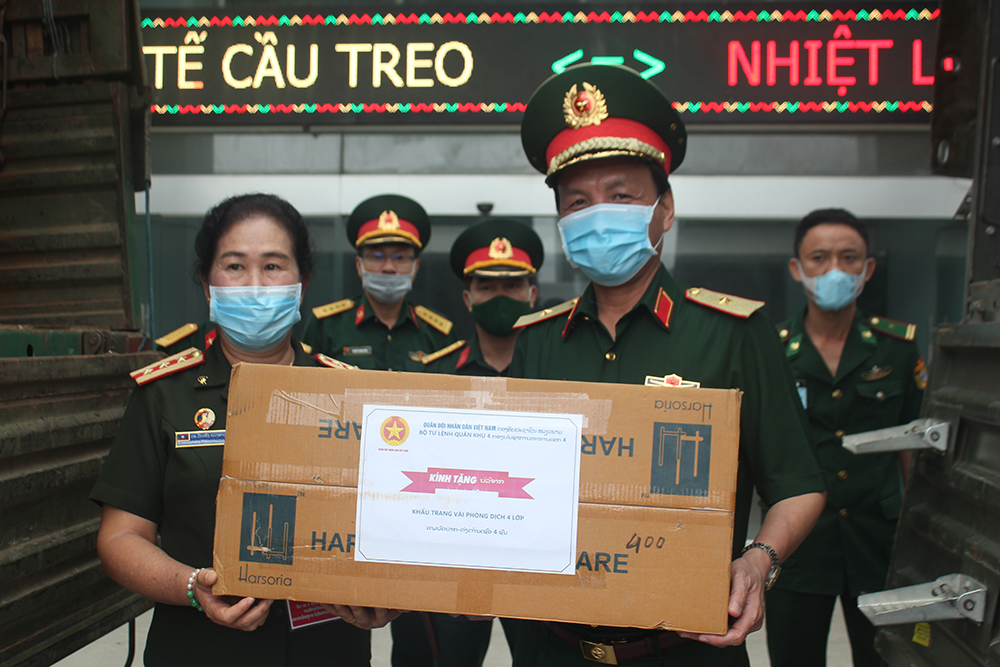 Trao trang bị y tế tặng Quân đội nhân dân Lào phòng, chống dịch Covid-19 