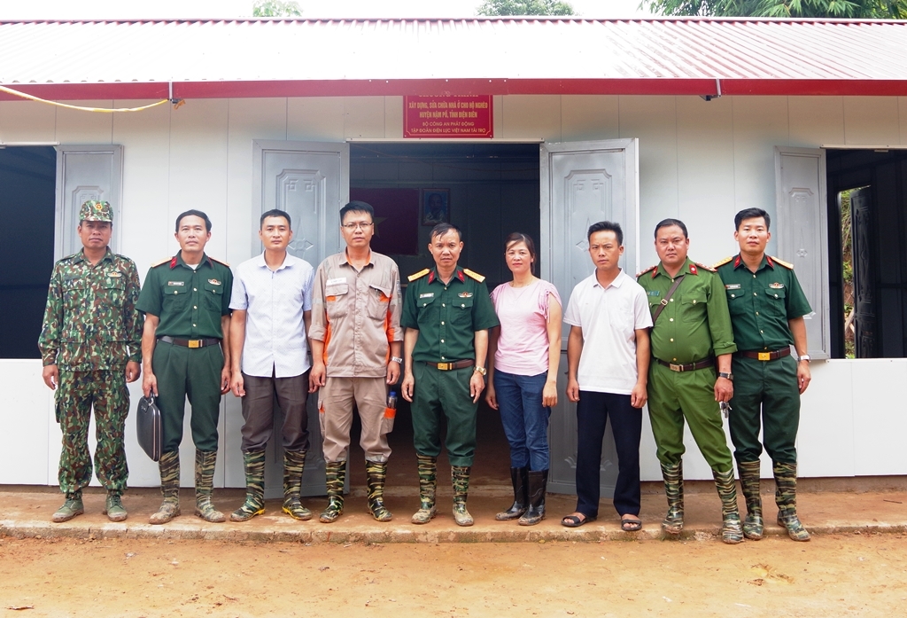 Bàn giao 52 ngôi nhà cho hộ nghèo ở huyện Nậm Pồ