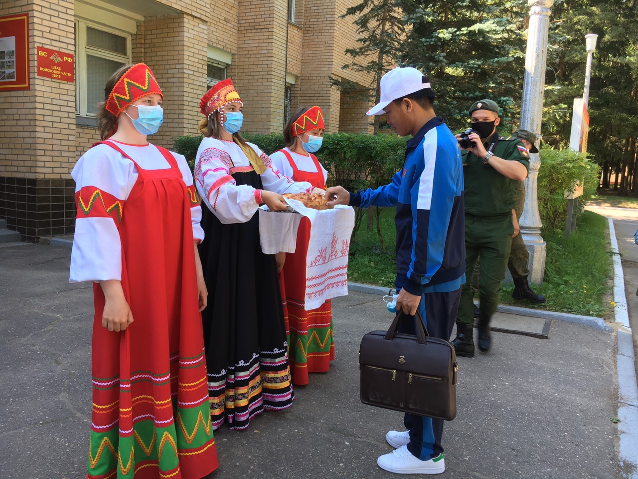 Bánh mì, muối và lòng mến khách