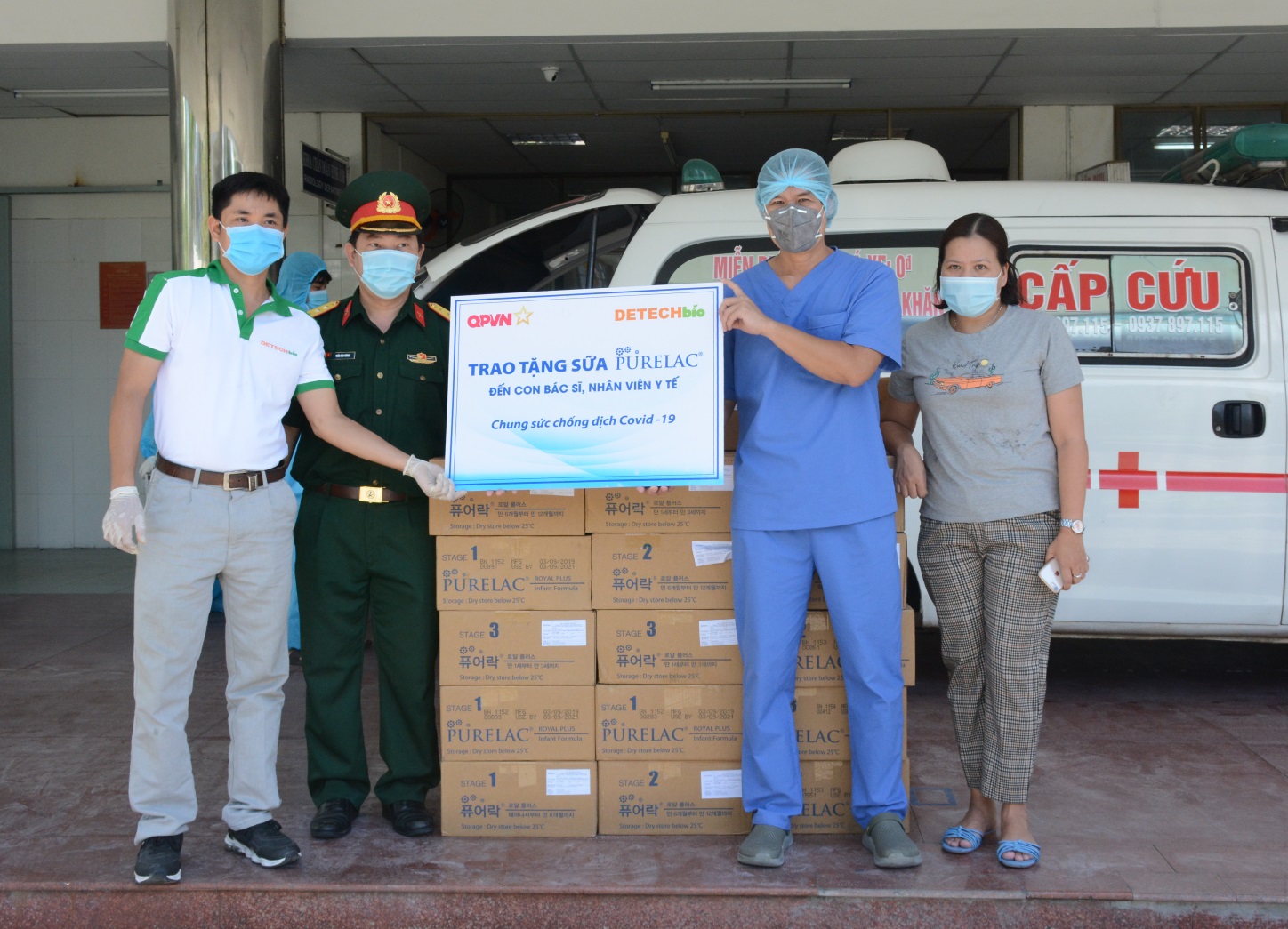 Trao sữa bột tặng các bệnh viện tại Đà Nẵng và Quảng Nam