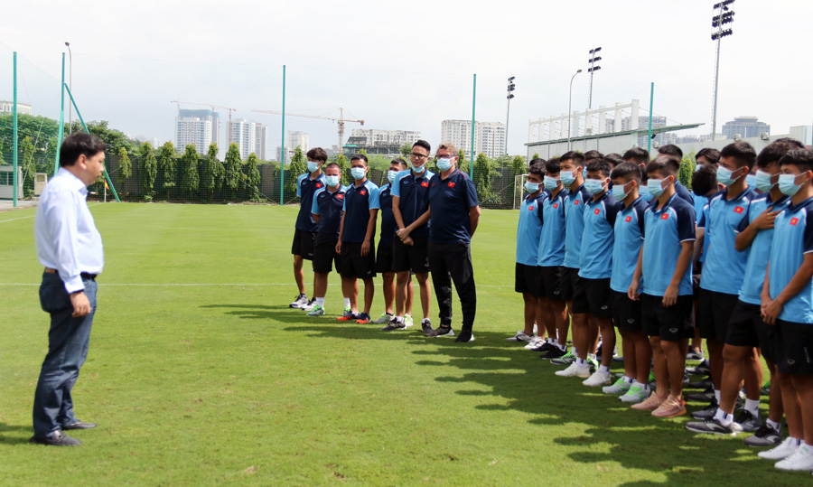 Lãnh đạo VFF gặp gỡ, động viên hai đội tuyển Quốc gia