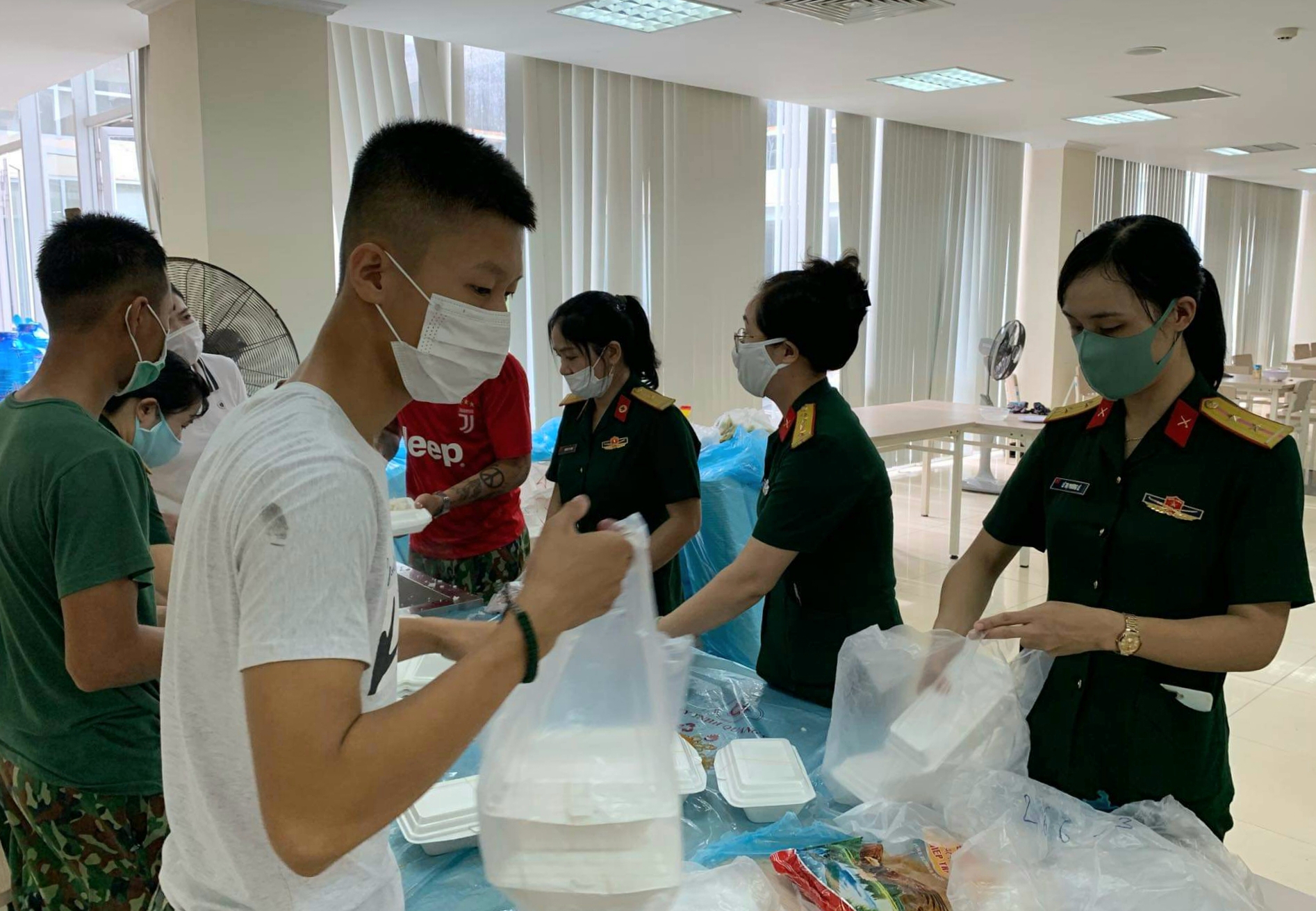 Gửi con nhờ ông bà, tình nguyện đến phục vụ công dân cách ly