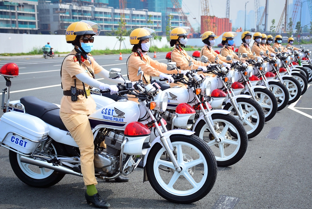 Đúng 8 giờ sáng, lực lượng nữ CSGT dẫn đoàn bắt đầu vào luyện tập.