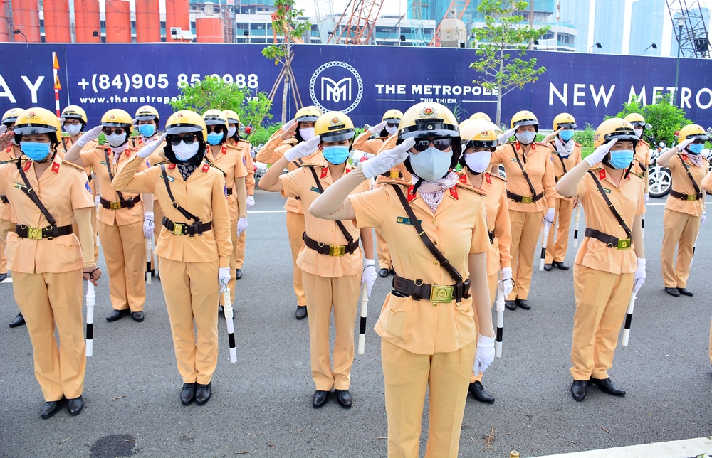 Bên cạnh kỹ năng dẫn đoàn, nữ CSGT còn tích cực luyện tập những nội dung về điều lệnh đội ngũ.