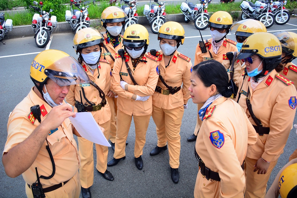 Trung tá Trương Tiến Sĩ, Đội trưởng Đội Tuần tra dẫn đoàn, Phòng CSGT Đường bộ - Đường sắt hướng dẫn các đội hình dẫn đoàn.