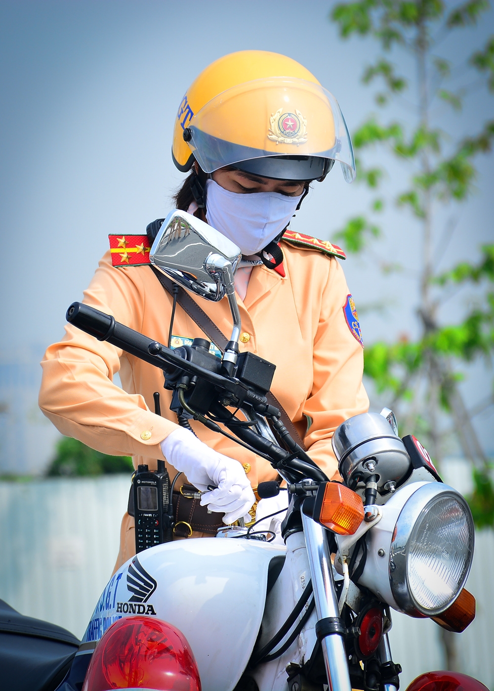 Trước khi điều kiển mô tô phân khối lớn, các nữ CSGT tỉ mỉ kiểm tra, làm chủ phương tiện.