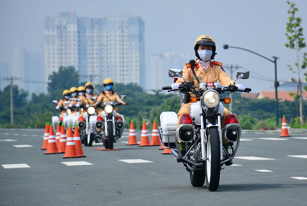 Thời tiết TP Hồ Chí Minh những ngày này vào buổi sáng khá oi bức, tuy nhiên nữ CSGT vẫn tích cực tập luyện đều đặn để rèn luyện thuần thục kỹ năng chạy xe mô tô.