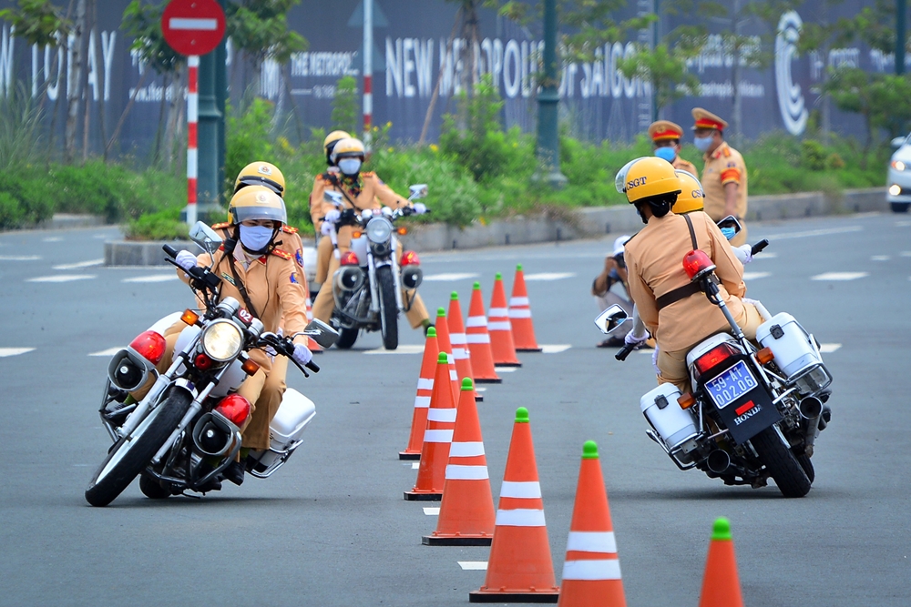 Những bài tập phức tạp là thử thách lớn đối với các nữ CSGT.