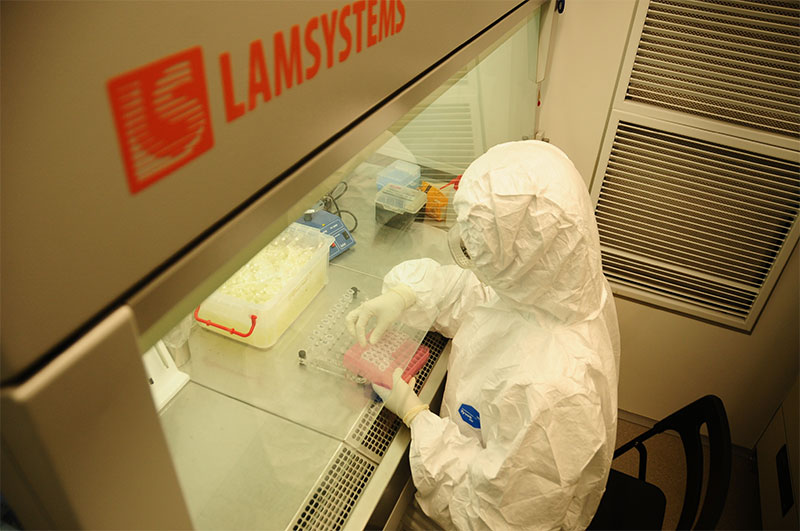 Những “bóng hồng” trên xe labo xét nghiệm

