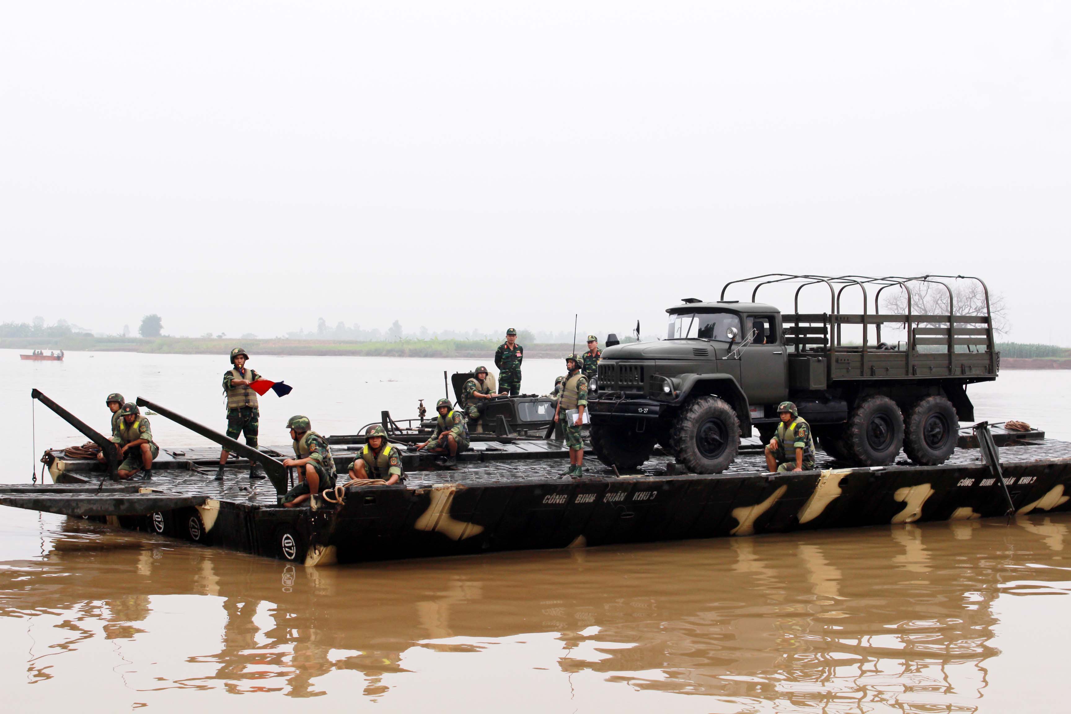 Việc hàng đầu là chăm lo xây dựng đội ngũ cán bộ, đảng viên 