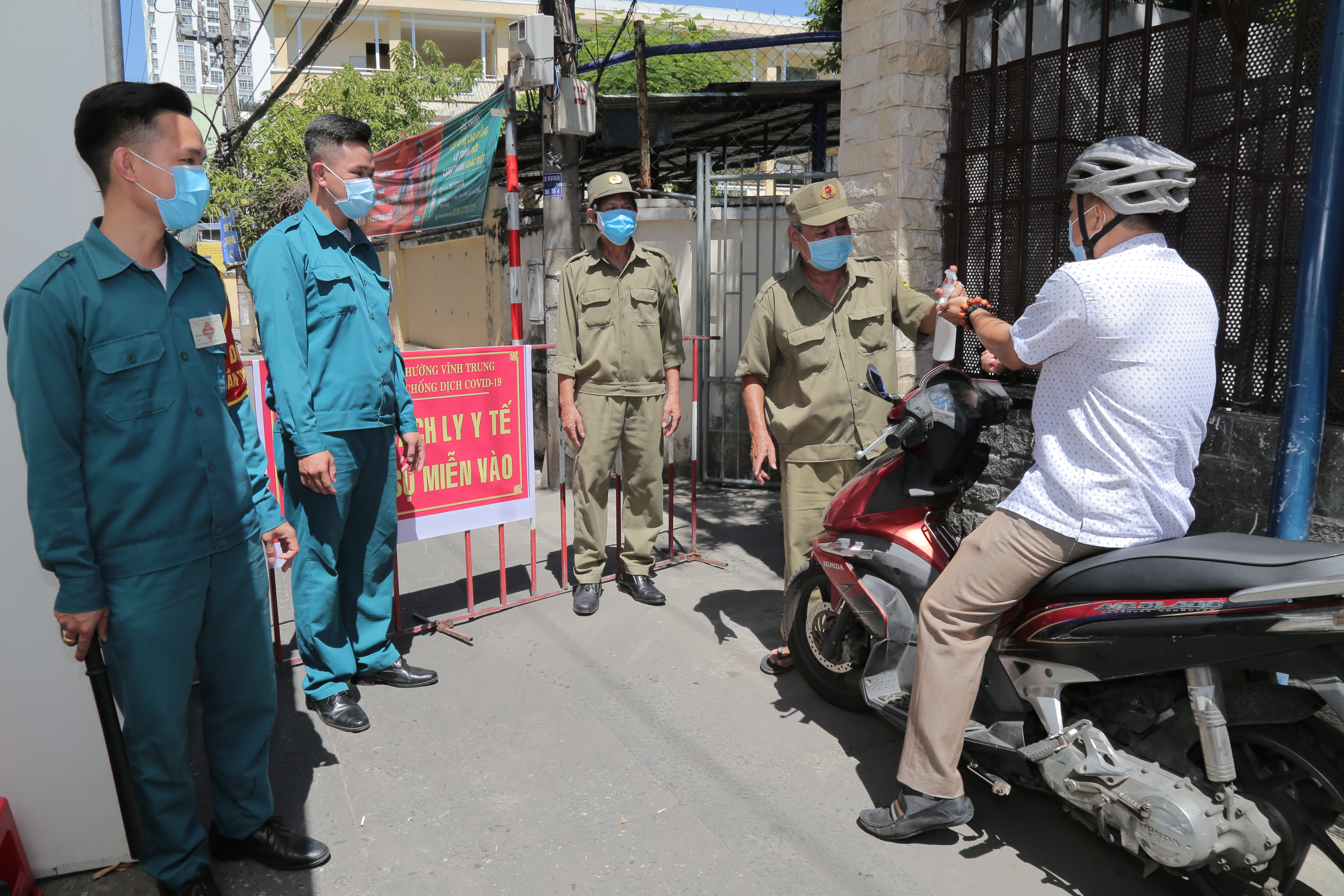 Yên tâm vì có bộ đội, dân quân