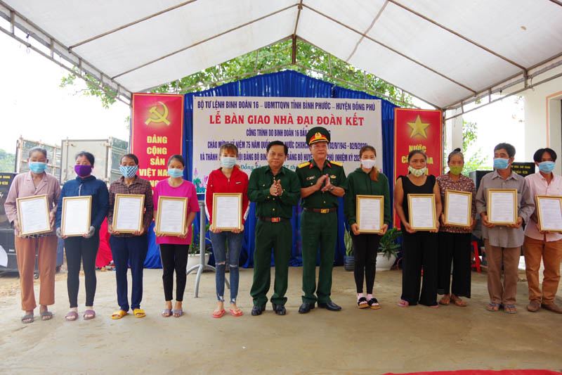 Binh đoàn 16 bàn giao 10 căn nhà đại đoàn kết