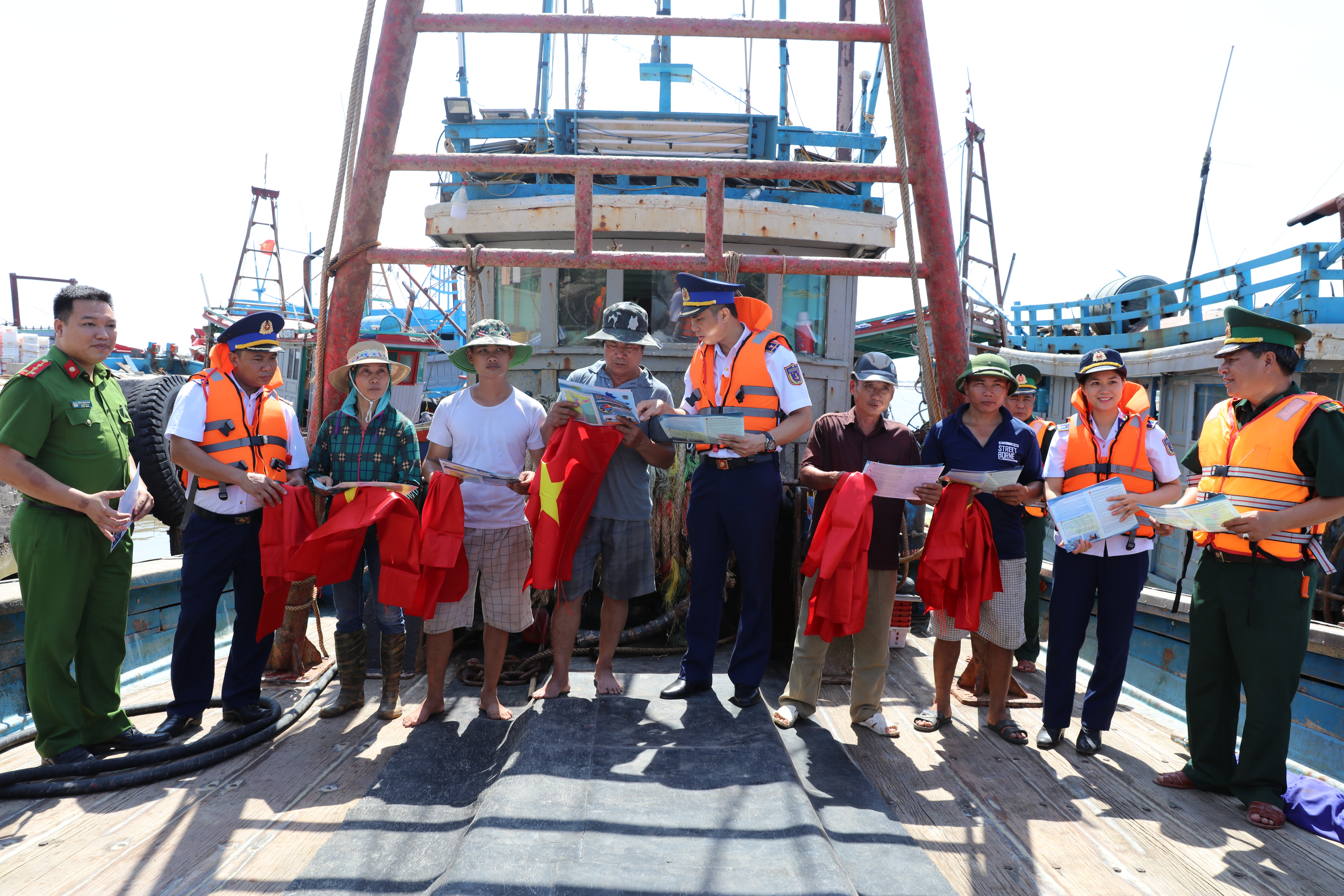 Khắc phục mọi khó khăn, không ngừng nâng cao năng lực chấp pháp trên biển