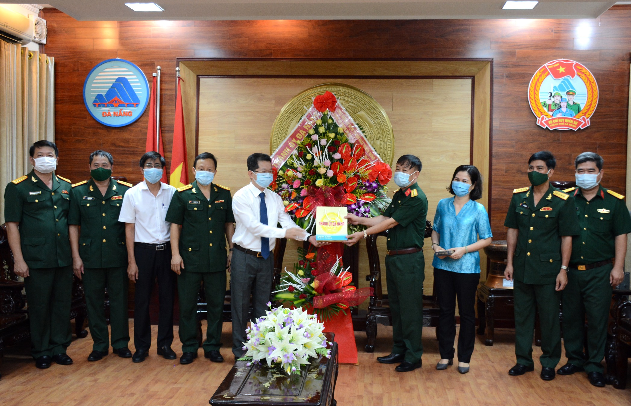 Lãnh đạo TP Đà Nẵng thăm, chúc mừng Bộ CHQS TP Đà Nẵng nhân dịp kỷ niệm 75 năm Ngày truyền thống 