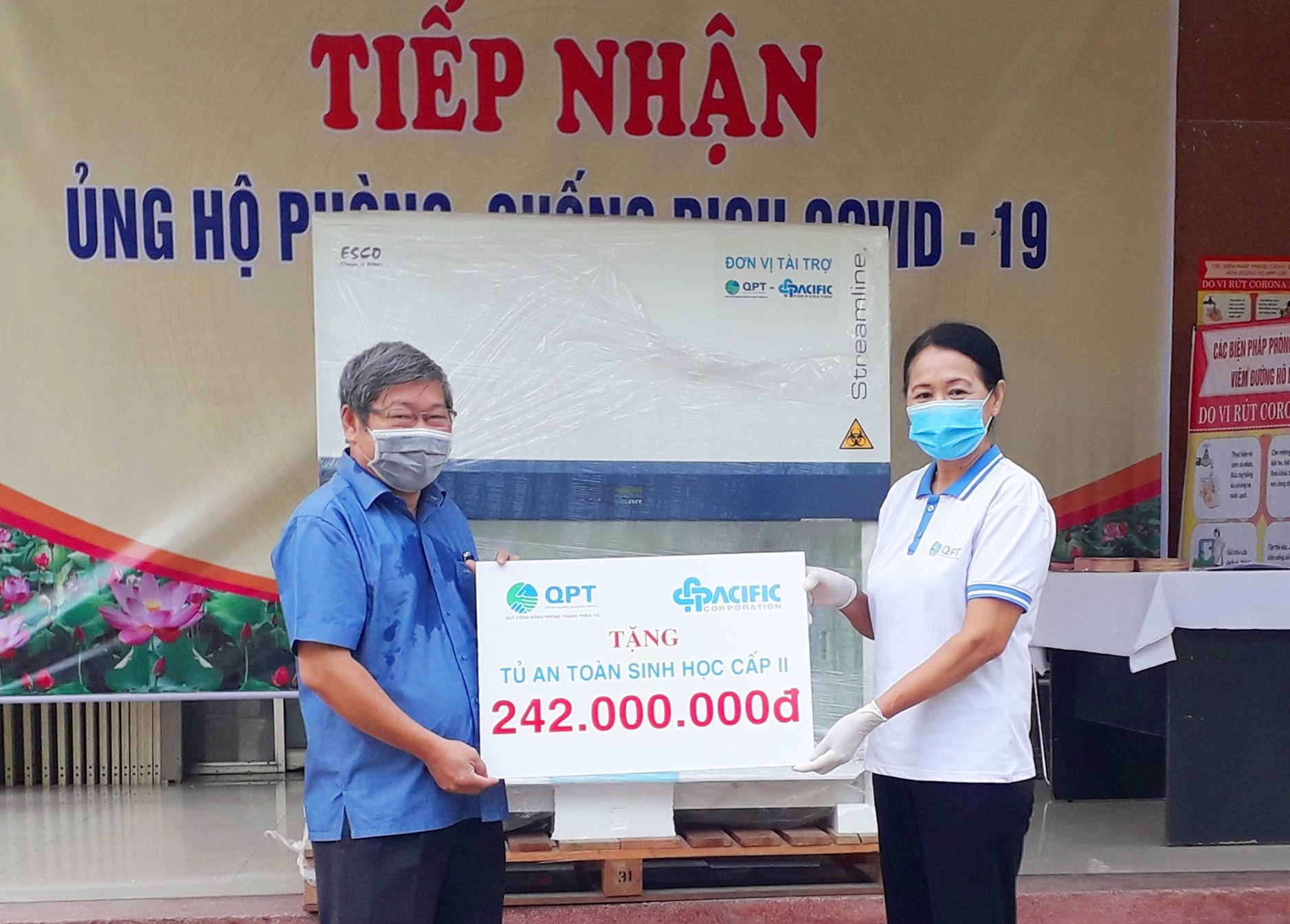 Trao tủ an toàn sinh học cấp 2 tặng CDC Quảng Nam
