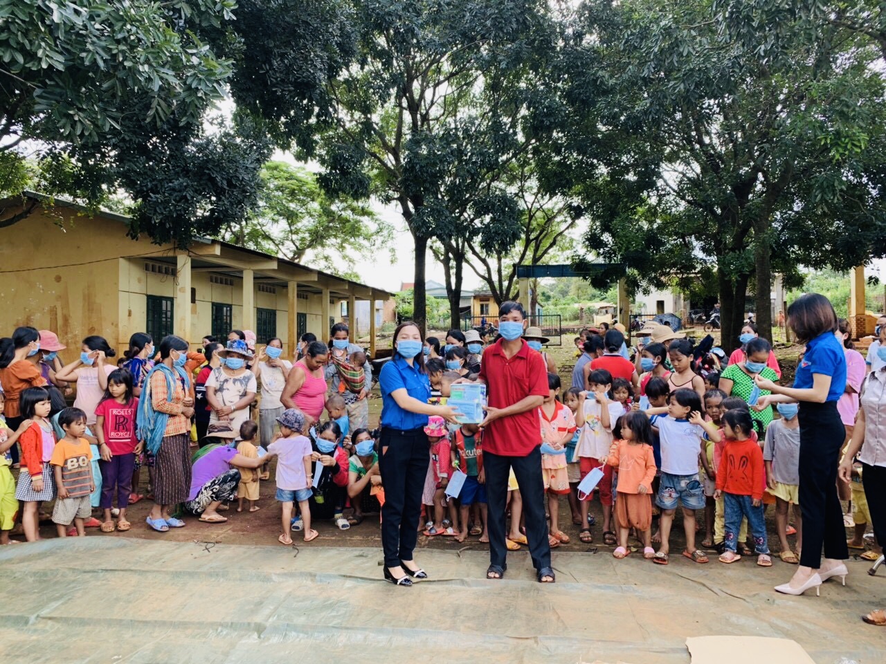 Công ty 75 (Binh đoàn 15) trao quần áo, khẩu trang tặng bà con dân tộc thiểu số