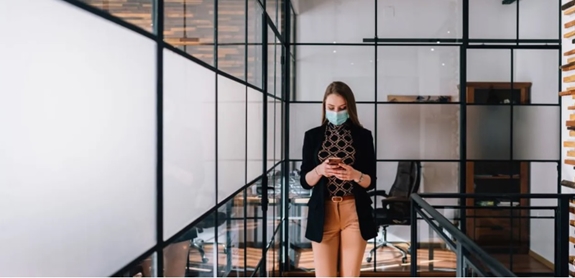 Pháp bắt buộc đeo khẩu trang ở trường học và công ty