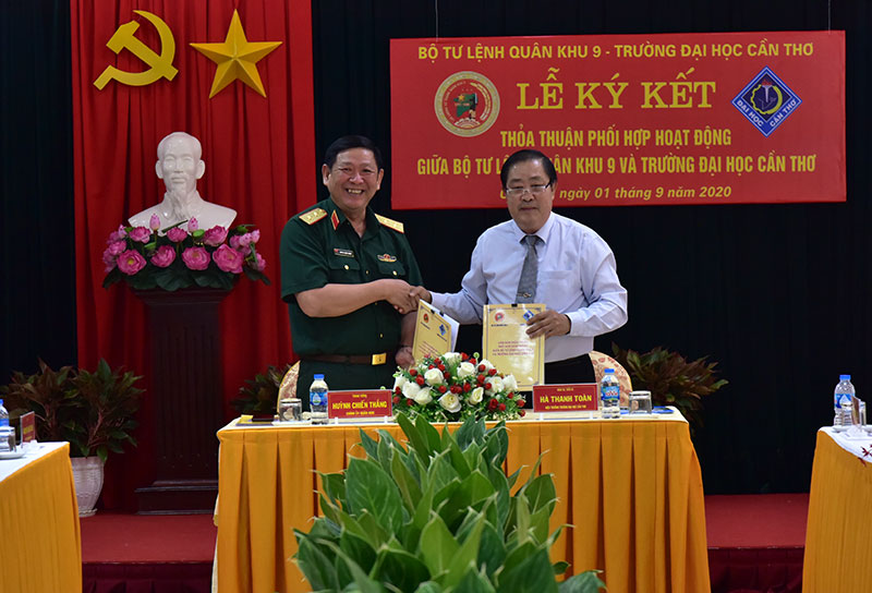 Bộ tư lệnh Quân khu 9 ký kết thỏa thuận phối hợp hoạt động với Trường Đại học Cần Thơ