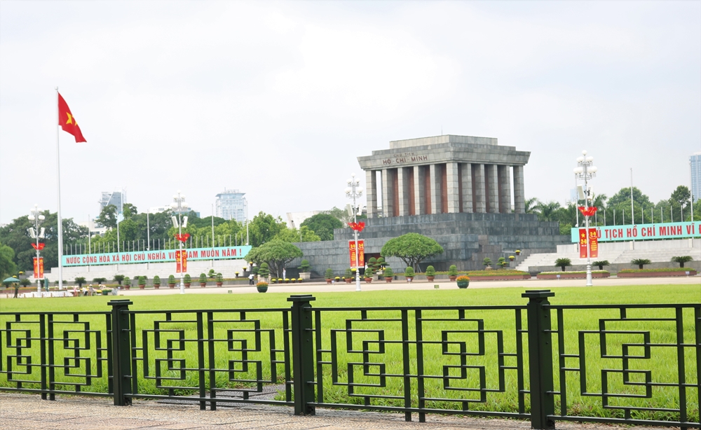 Cờ đỏ sao vàng bay phấp phới trước Quảng trường Ba Đình.