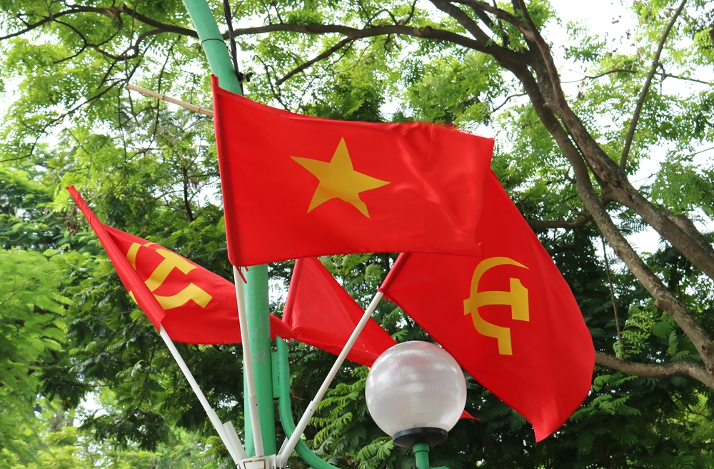 Cờ Tổ quốc và cờ Đảng tung bay trong nắng thu vàng, chào mừng kỷ niệm 75 năm Quốc khánh 2-9.