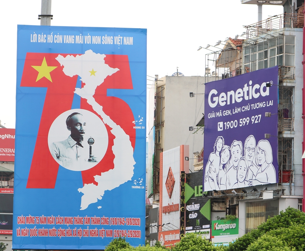 Tấm áp phích lớn được treo tại nút giao thông Xã Đàn – Ô Chợ Dừa.