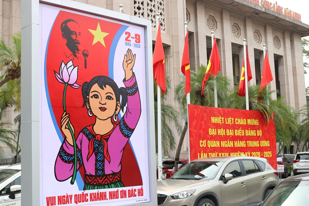 Ngân hàng Nhà nước Việt Nam rực rỡ với cờ Tổ quốc.