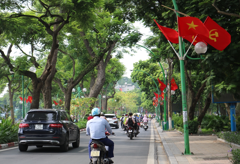 Hàng trăm tấm phướn, cờ Tổ quốc khiến những con phố Thủ đô như được khoác tấm áo mới, rực rỡ, sống động hơn ngày thường.