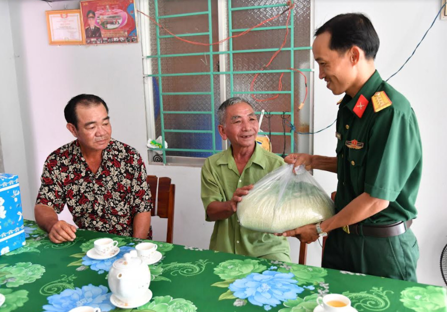 Tô thắm phẩm chất Bộ đội Cụ Hồ

