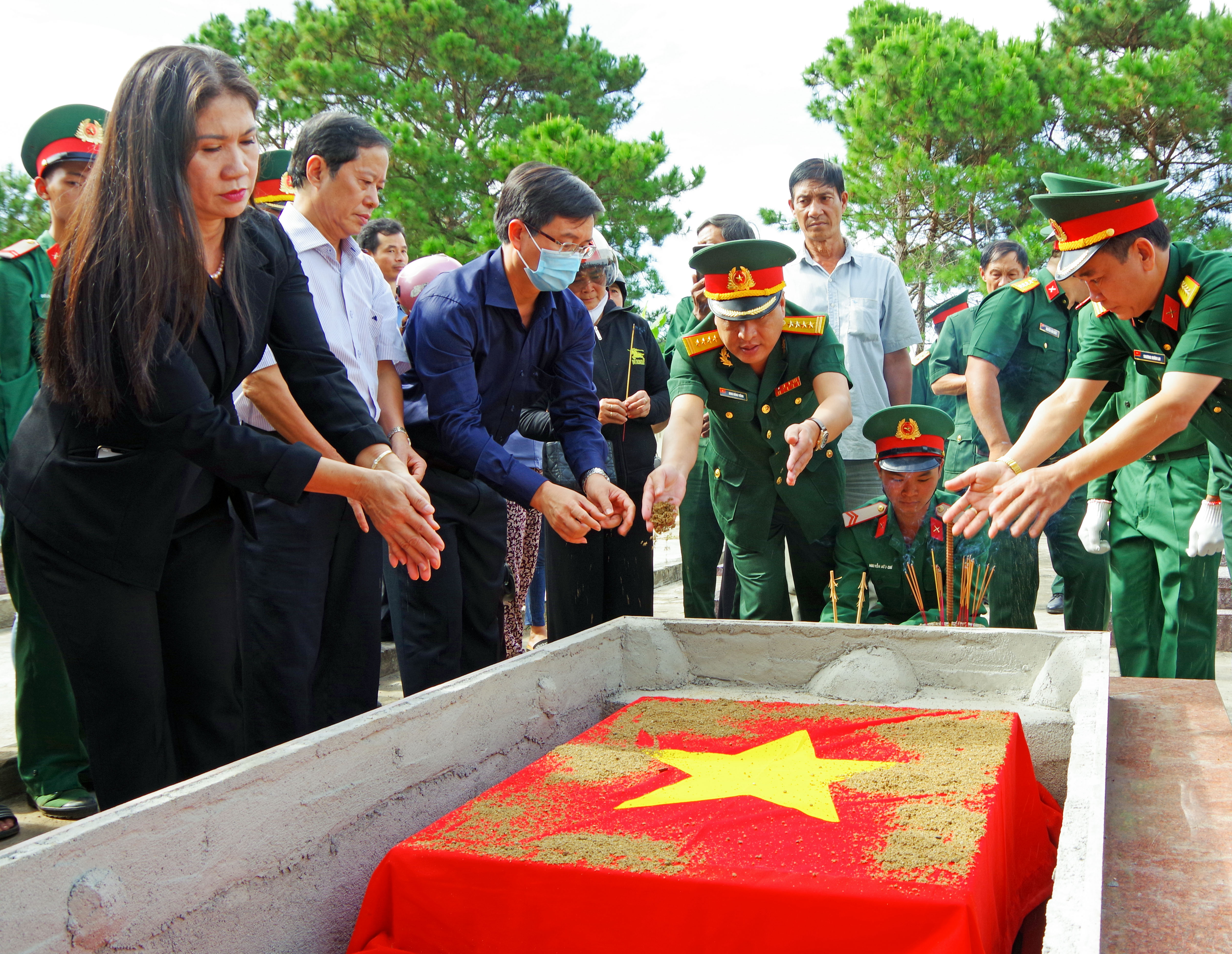 Đắk Nông truy điệu, an táng mộ liệt sĩ tập thể