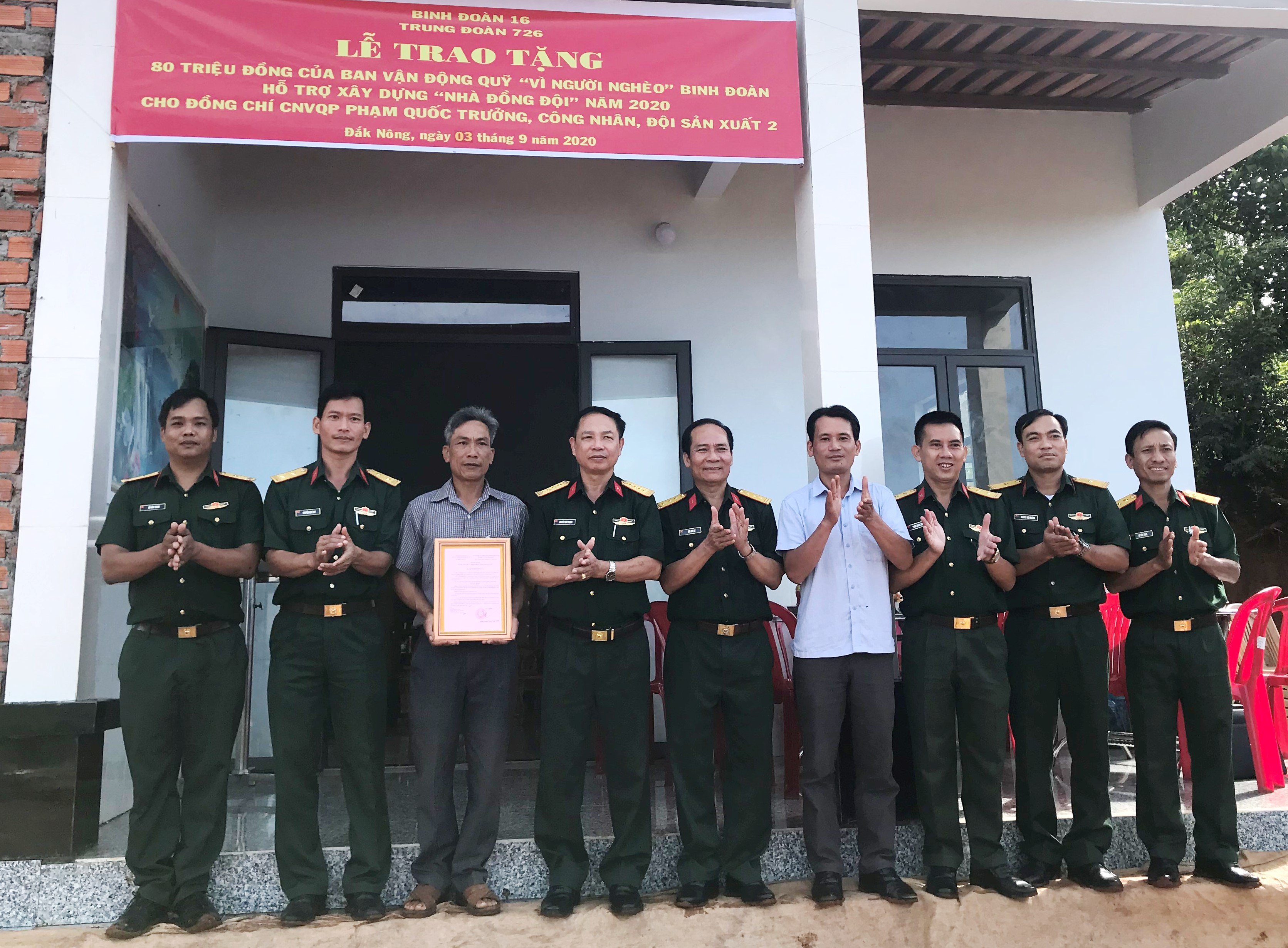 Trung đoàn 726 (Binh đoàn 16) bàn giao “Nhà đồng đội”