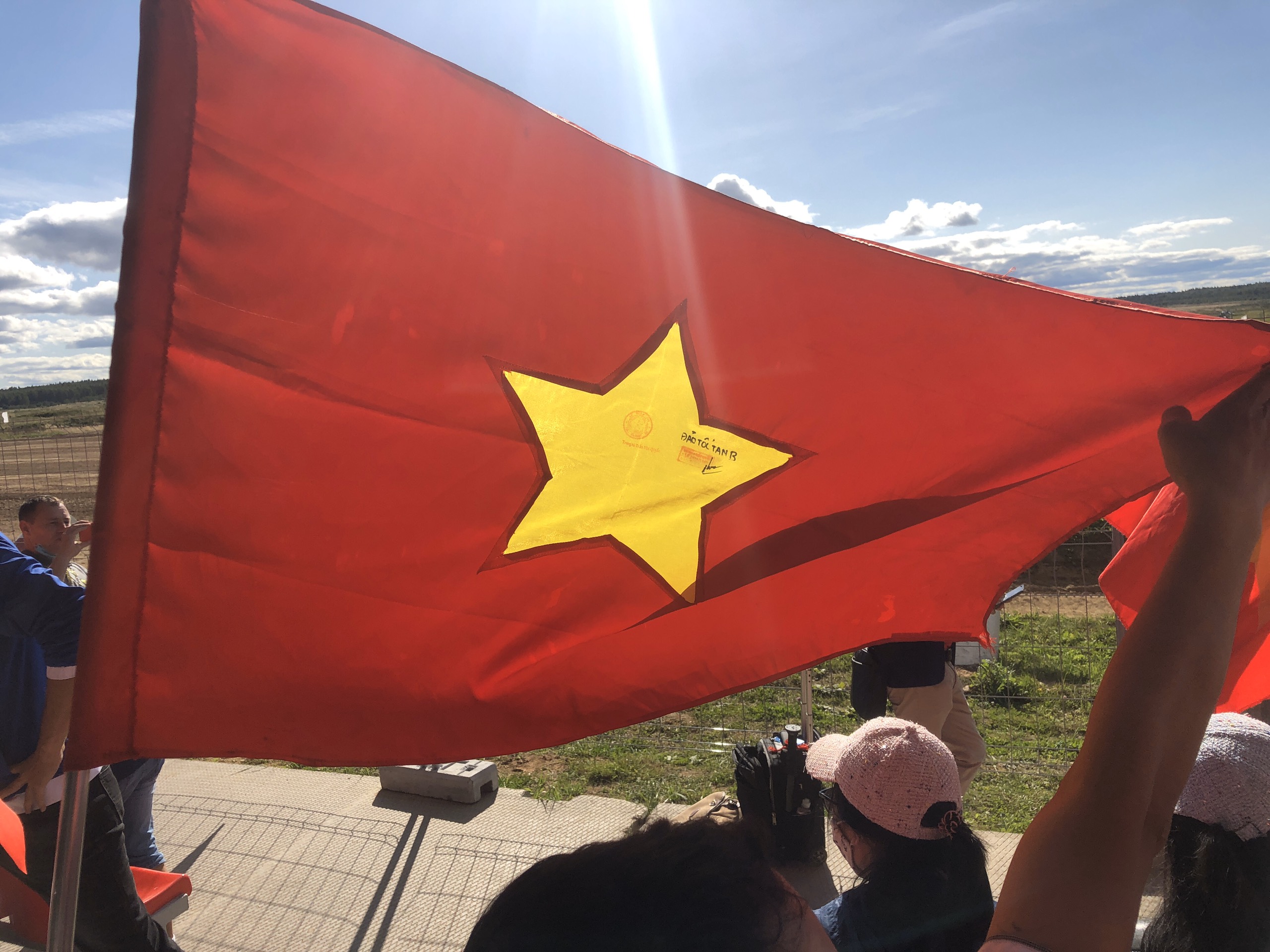 Lá cờ Tổ quốc từ Đảo Tốc Tan B tới thao trường Alabino