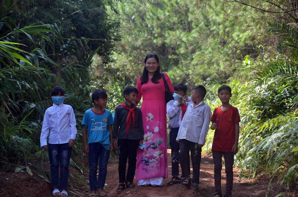 Lội suối, băng rừng đón học sinh đi khai giảng