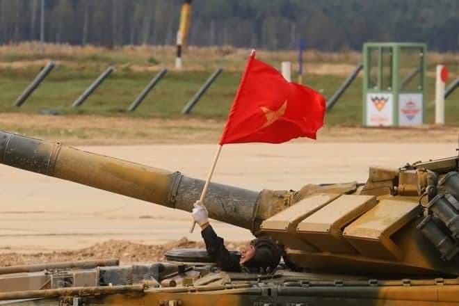 Lá cờ Tổ quốc đặc biệt dành cho Đội tuyển Xe tăng QĐND Việt Nam 