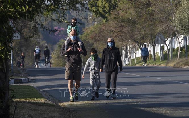 Dịch bệnh “kép” ở Nam Phi

