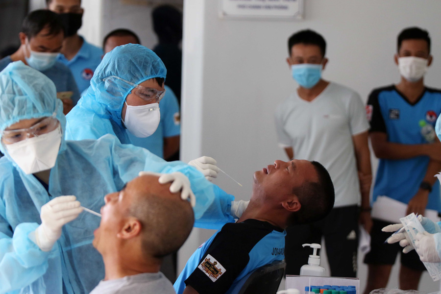 Trọng tài, trợ lý trọng tài tập huấn qua các tình huống giả định ngay trên sân cỏ