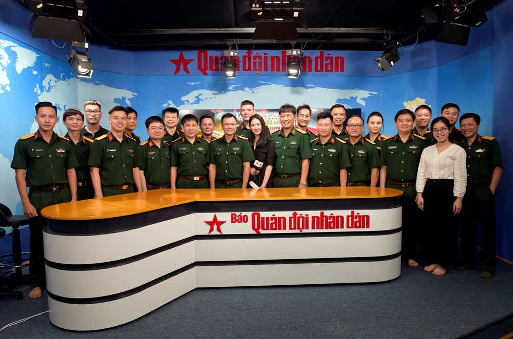 Ê kíp thực hiện các chương trình Army Games trong nước chụp ảnh chung.